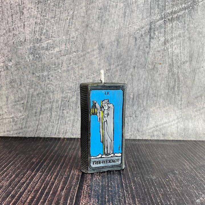 Свеча восковая карта Таро-отшельник Черный (1342)