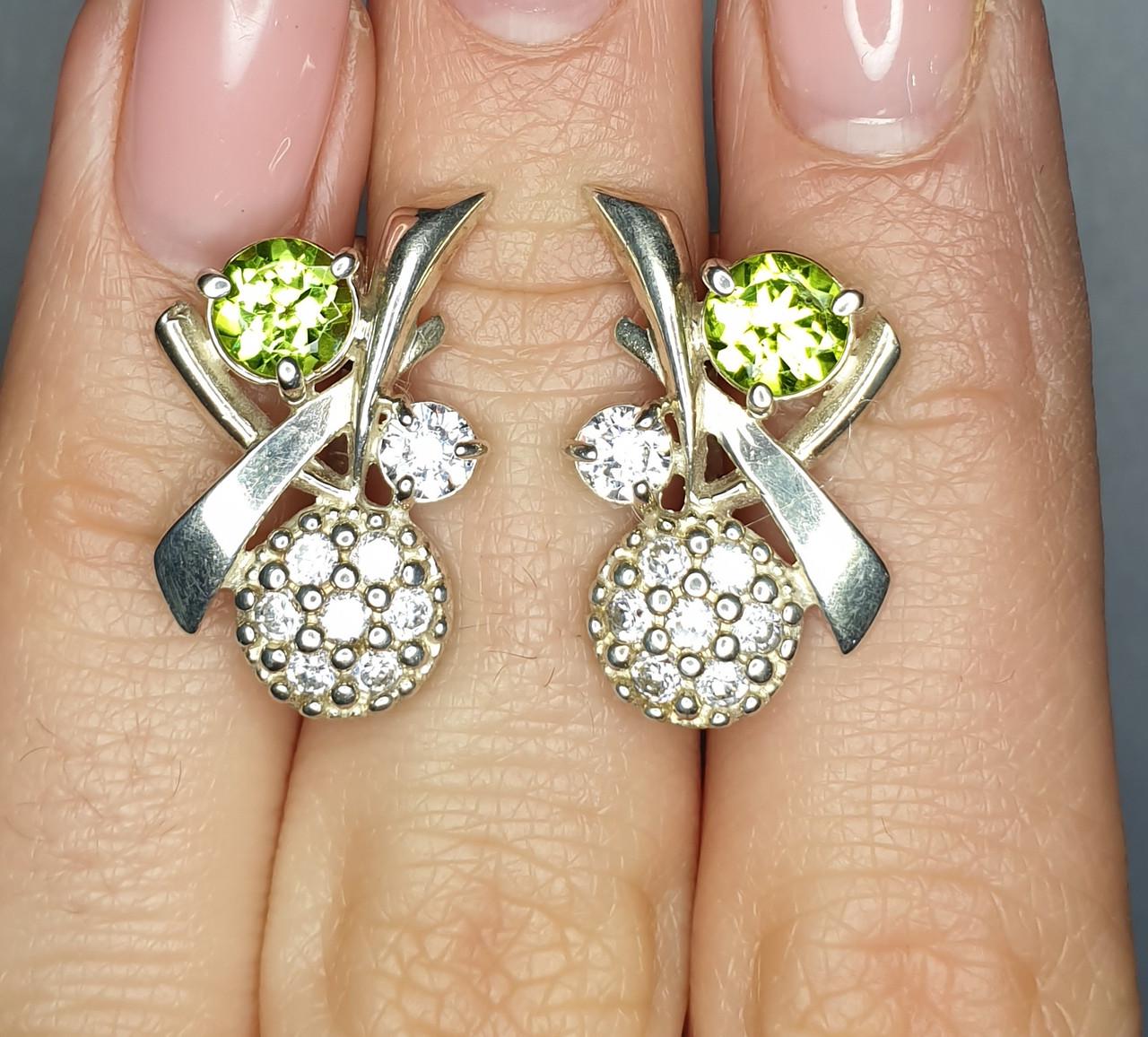 Серьги серебряные с хризолитом и кубическим цирконием 5,01 г (1364428381)