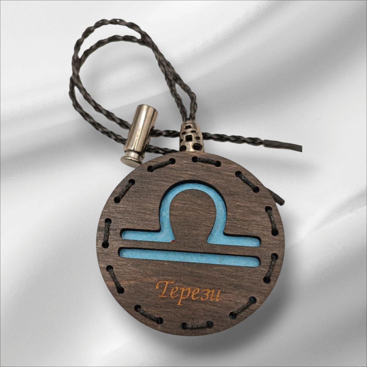 Ароматизатор для авто со знаком зодиака Весы из дерева/войлока и аромапарфюм 10 мл (88)