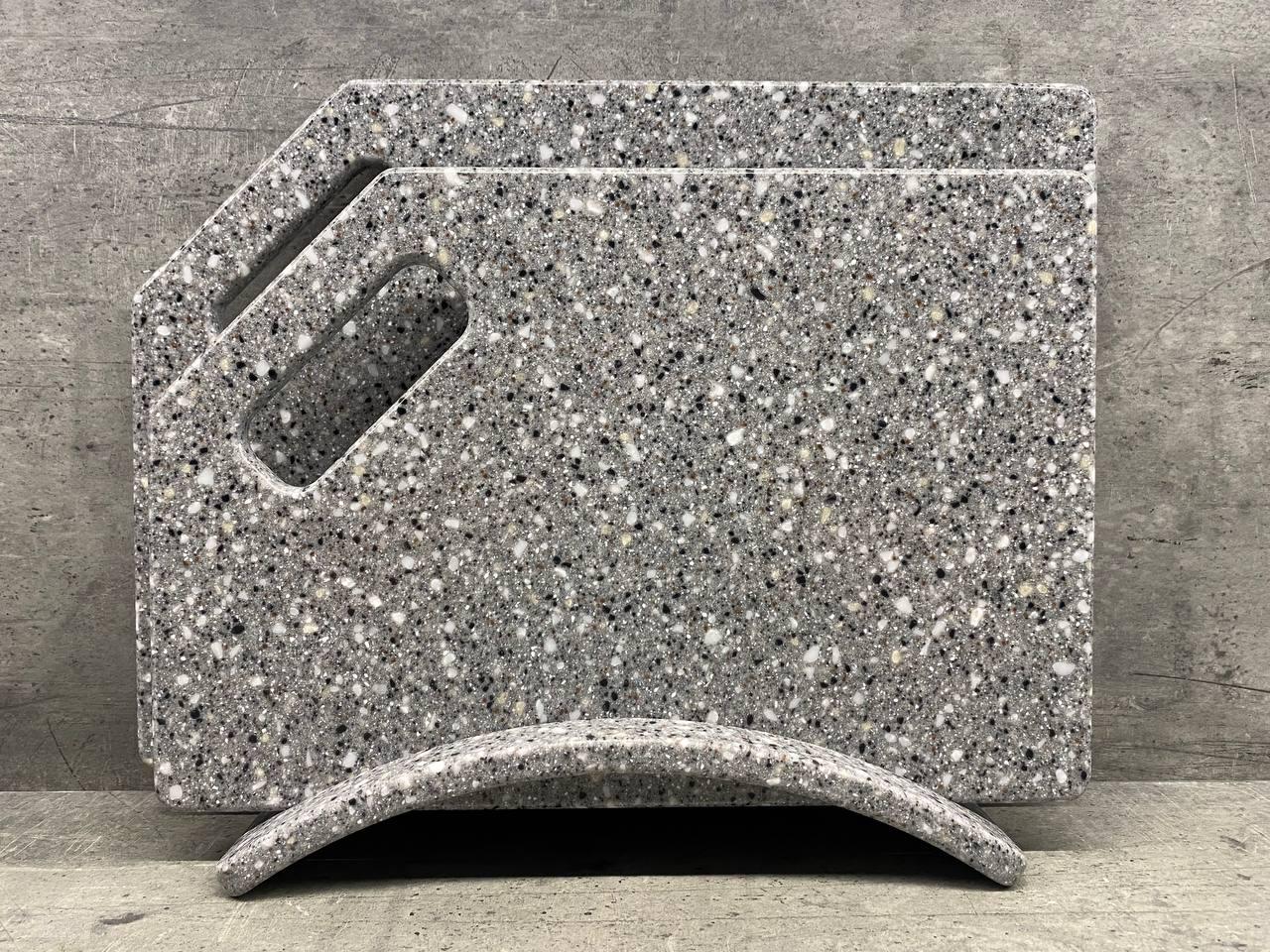 Набір дощок кухонних Quartzgrey зі штучного каменю на підставці 2 шт. (231) Набір дощок кухонних Quartzgrey зі штучного каменю на підставці 2 шт. (231)