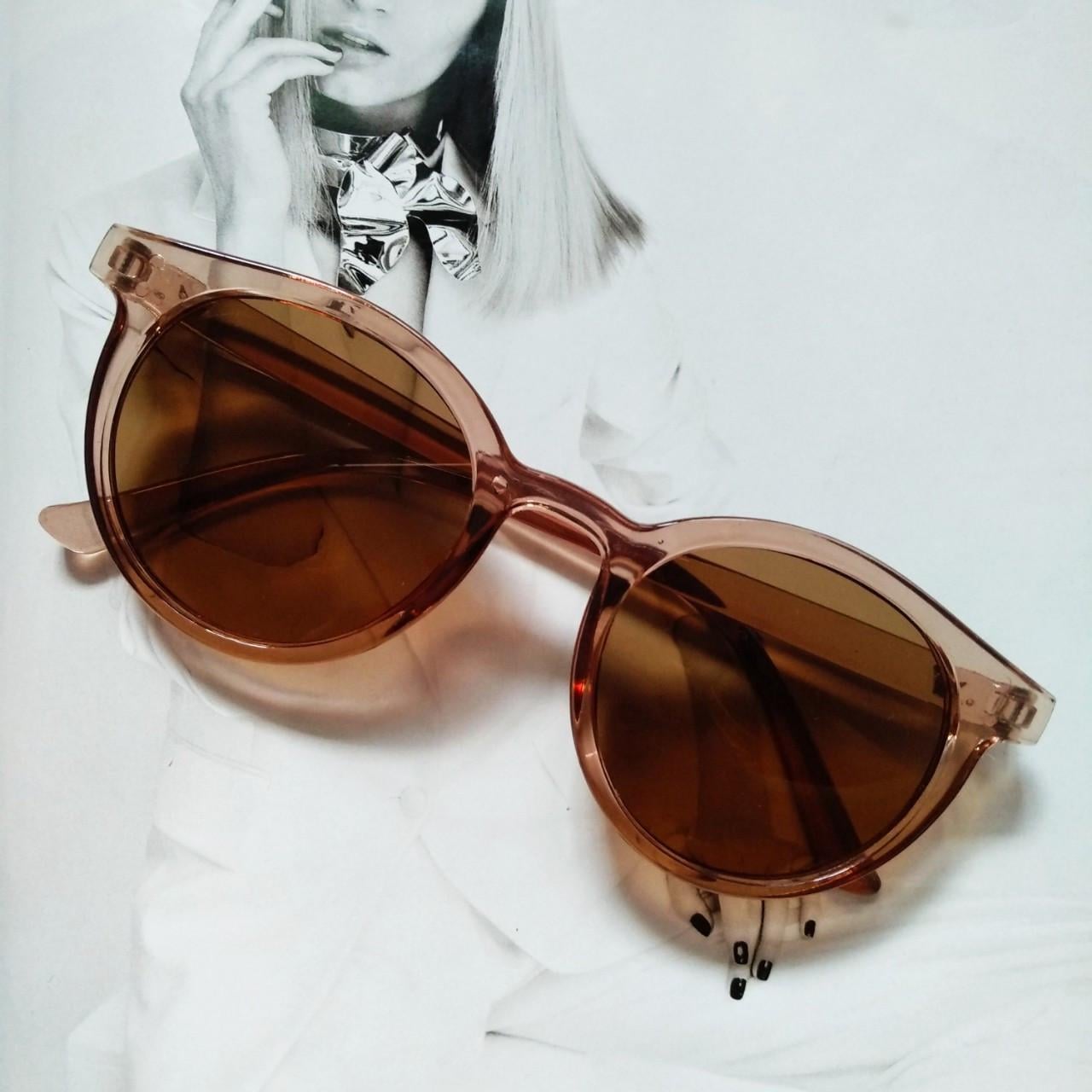 Солнцезащитные очки стильные в цветной оправе Коричневый