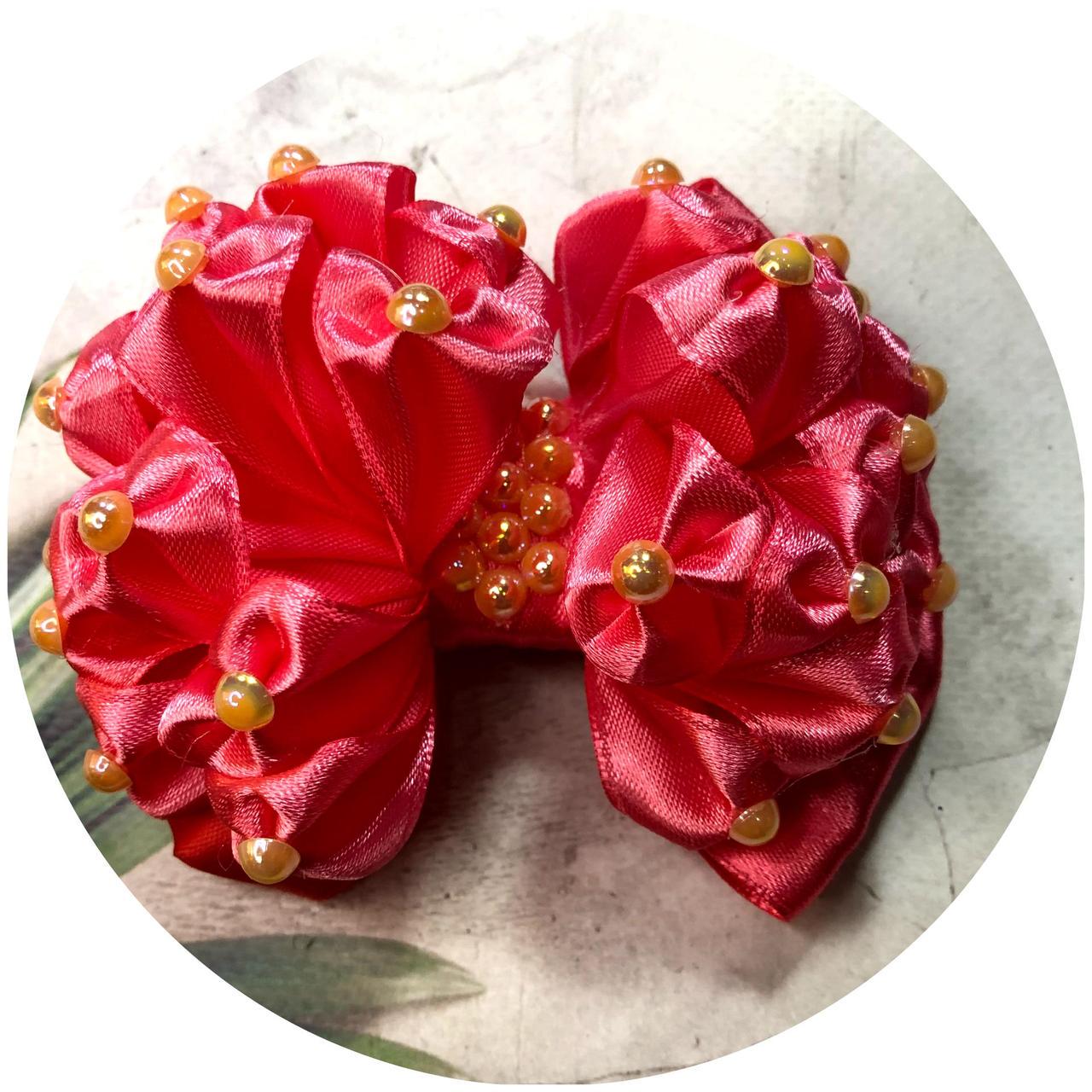 Бантик для волосся дитячий з намистинками на гумці 11х9х6 см Кораловий (10584) Бантик для волосся дитячий з намистинками на гумці 11х9х6 см Кораловий (10584)