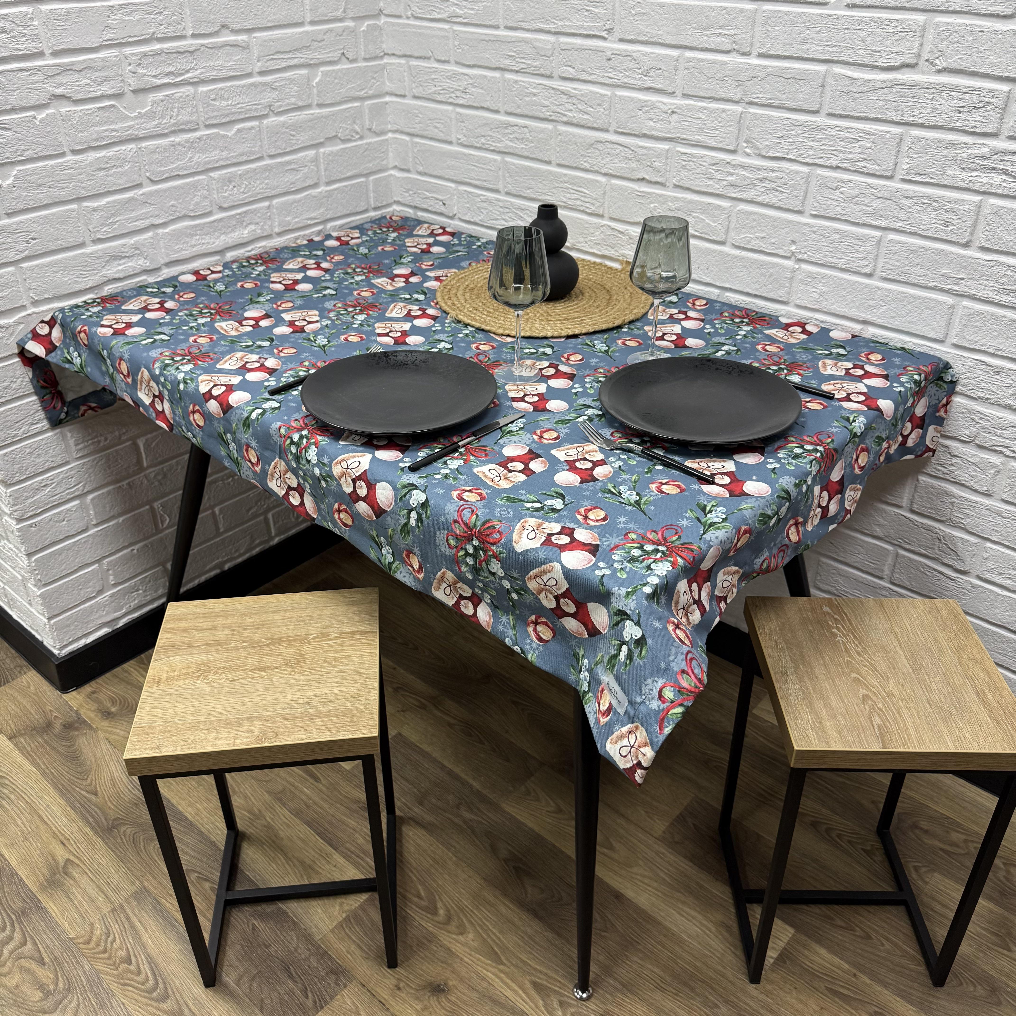 Скатерть новогодняя Comfort Home X-mas Red Socks водоотталкивающая с тефлоновым покрытием 140x180 см