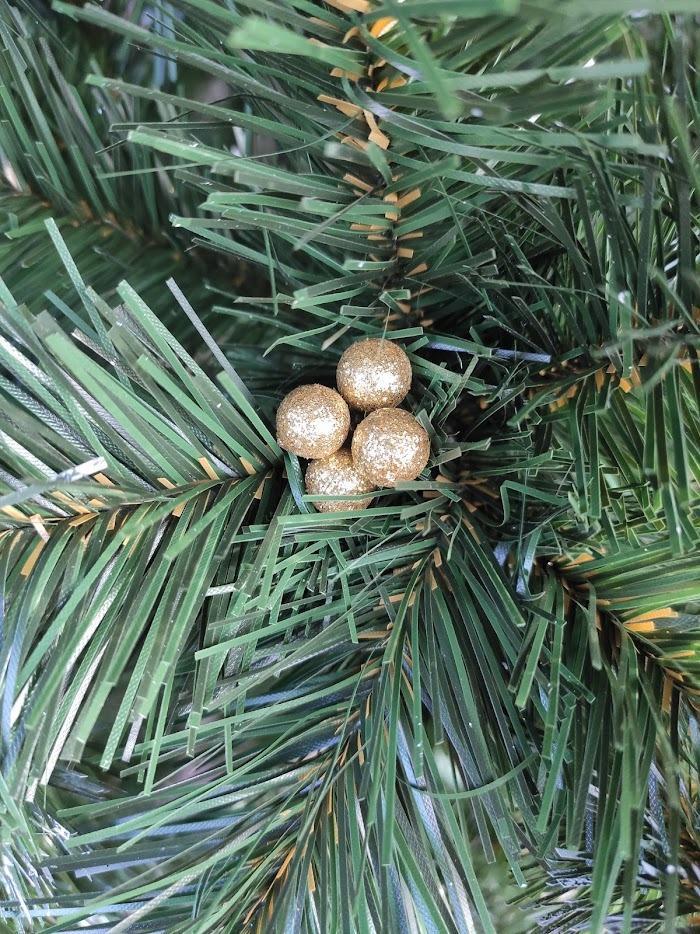 Елка искусственная Кармен с золотыми шишками и жемчугом с подставкой с белым инеем 1,5 м Зеленый (ШЗ-1,5) - фото 2 Елка искусственная Кармен с золотыми шишками и жемчугом с подставкой с белым инеем 1,5 м Зеленый (ШЗ-1,5) - фото 2