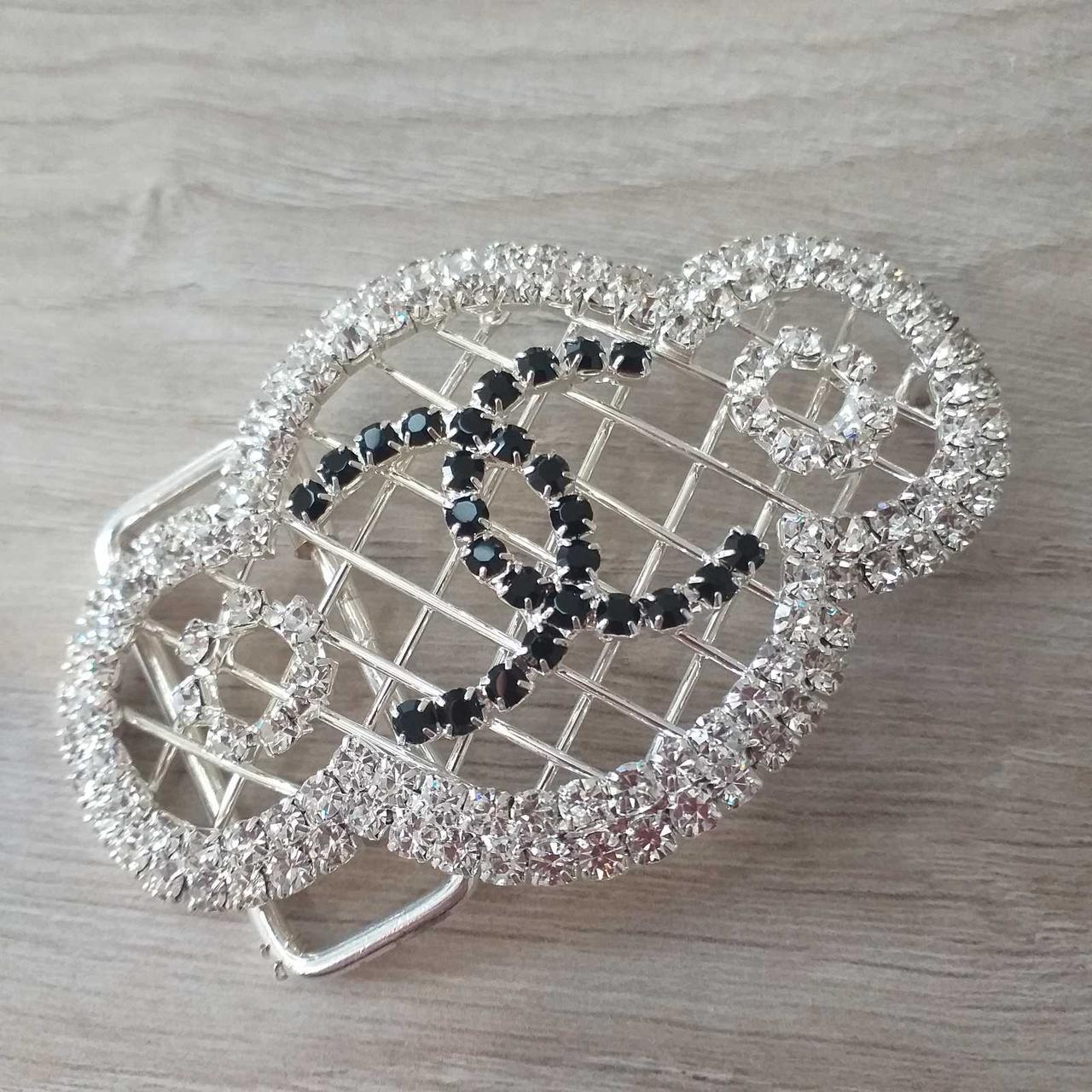 Пряжка фігурна зі стразами з логотипом у стилі Chanel для ременів завширшки до 40 мм Сріблястий (KG-7588)