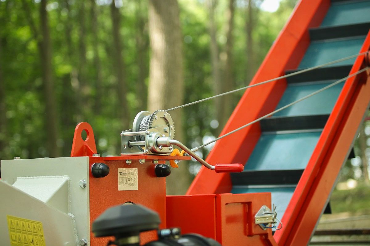 Подрібнювач гілок Arpal на шматки дров з бензиновим двигуном на причепі з поворотною платформою (АМ-200БД-К) - фото 17 Подрібнювач гілок Arpal на шматки дров з бензиновим двигуном на причепі з поворотною платформою (АМ-200БД-К) - фото 17