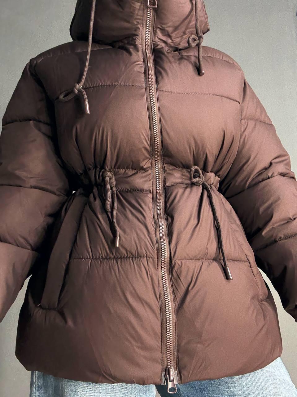 Куртка женская AN 9020-1 удлиненная с капюшоном и затяжкой талии р. 46 Коричневый - фото 7 Куртка женская AN 9020-1 удлиненная с капюшоном и затяжкой талии р. 46 Коричневый - фото 7