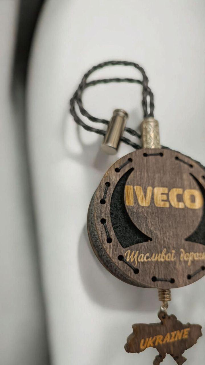 Ароматизатор для авто Iveco багаторазовий з дерева/войлока та аромапарфюм 10 мл в подарунковій коробці (119) - фото 6 Ароматизатор для авто Iveco багаторазовий з дерева/войлока та аромапарфюм 10 мл в подарунковій коробці (119) - фото 6