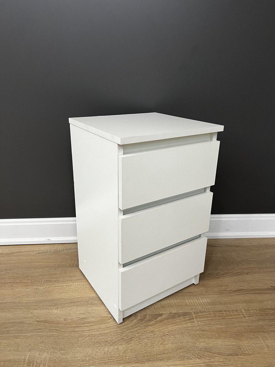 Тумба приліжкова Kvatro 3 шухляди 600х354х300 мм Білий