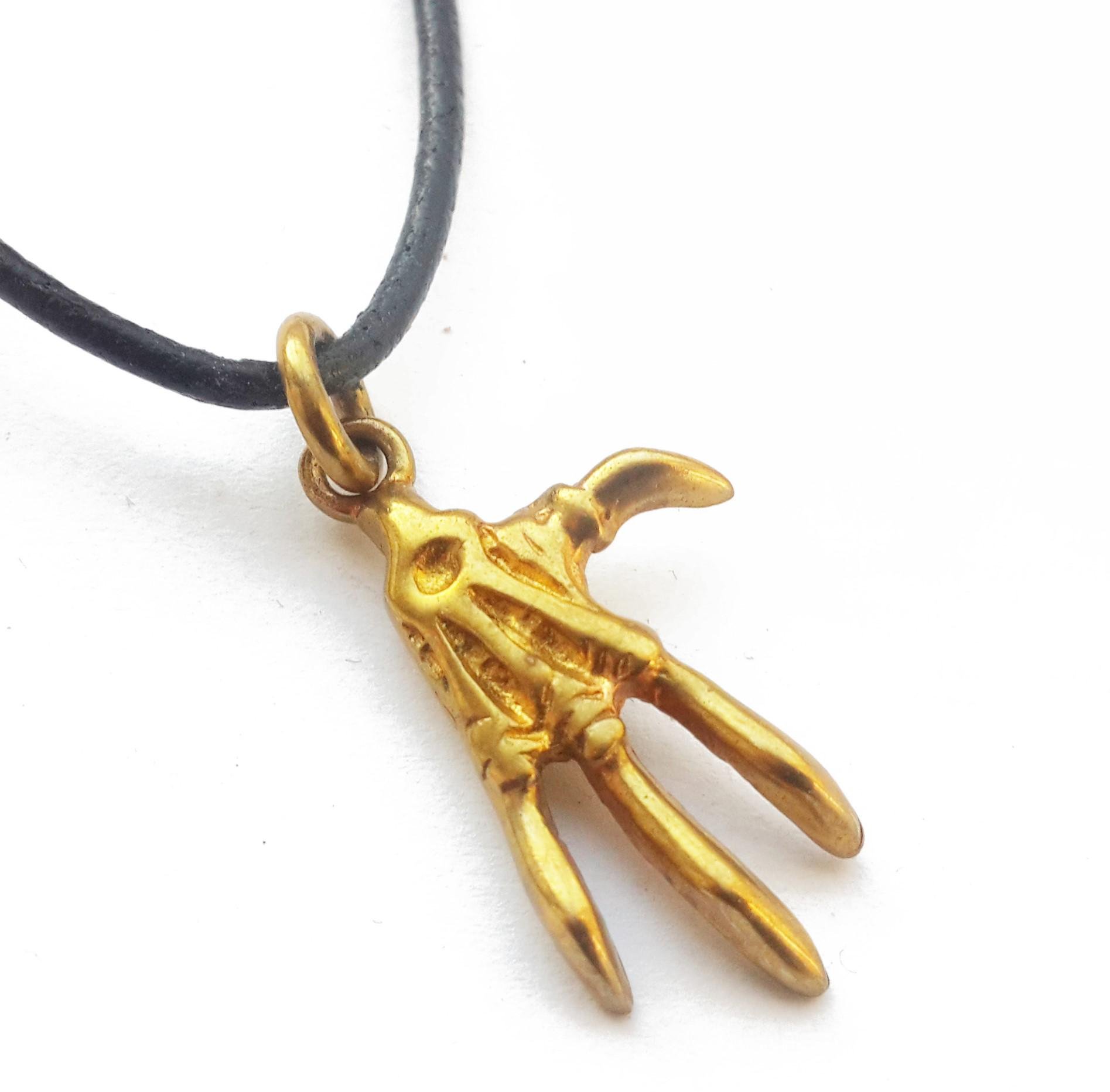 Амулет на шею Лапа Верьт с кожаным шнурком и бронзовой застежкой 25х27х5 мм Амулет на шею Лапа Верьт с кожаным шнурком и бронзовой застежкой 25х27х5 мм