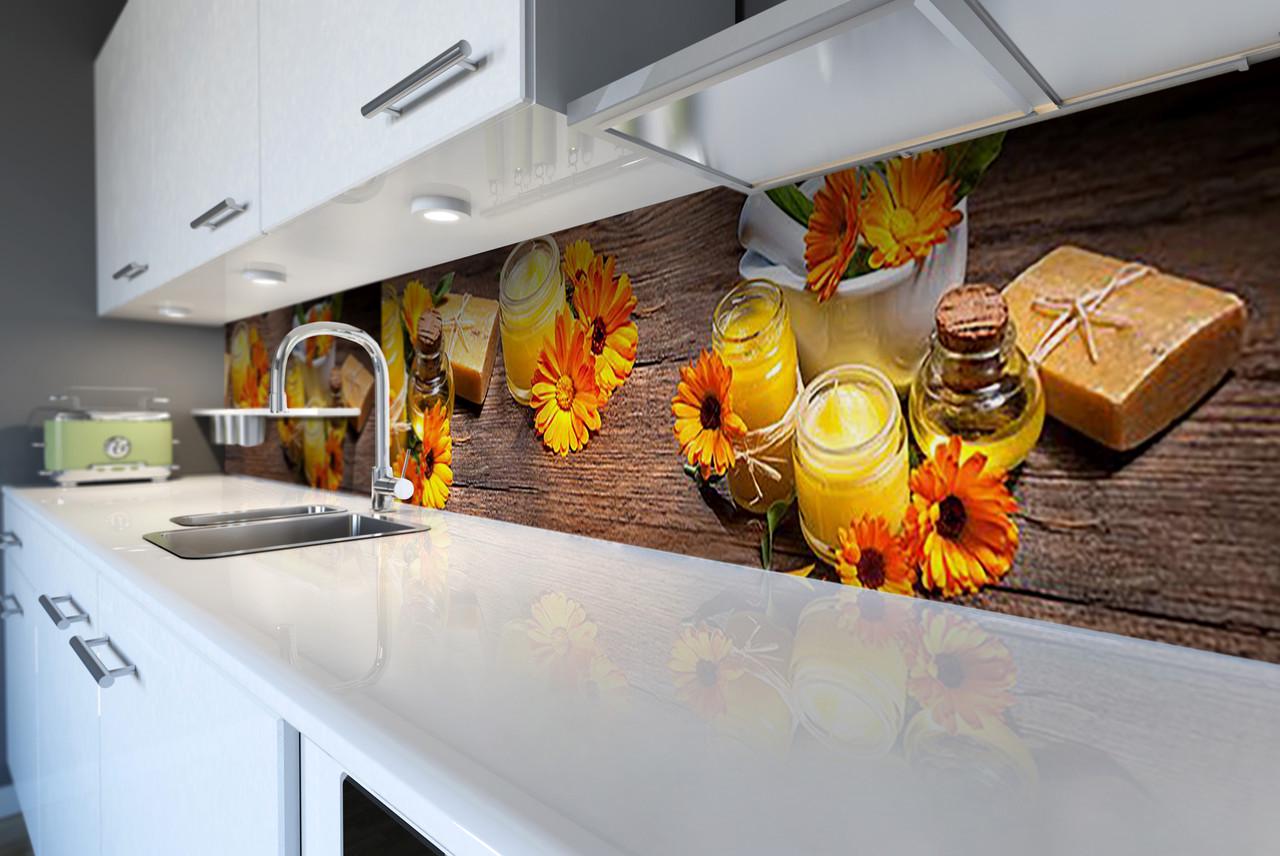 Кухонный фартук Календула на деревянном фоне из самоклеящейся виниловой пленки 60х250 см Оранжевый