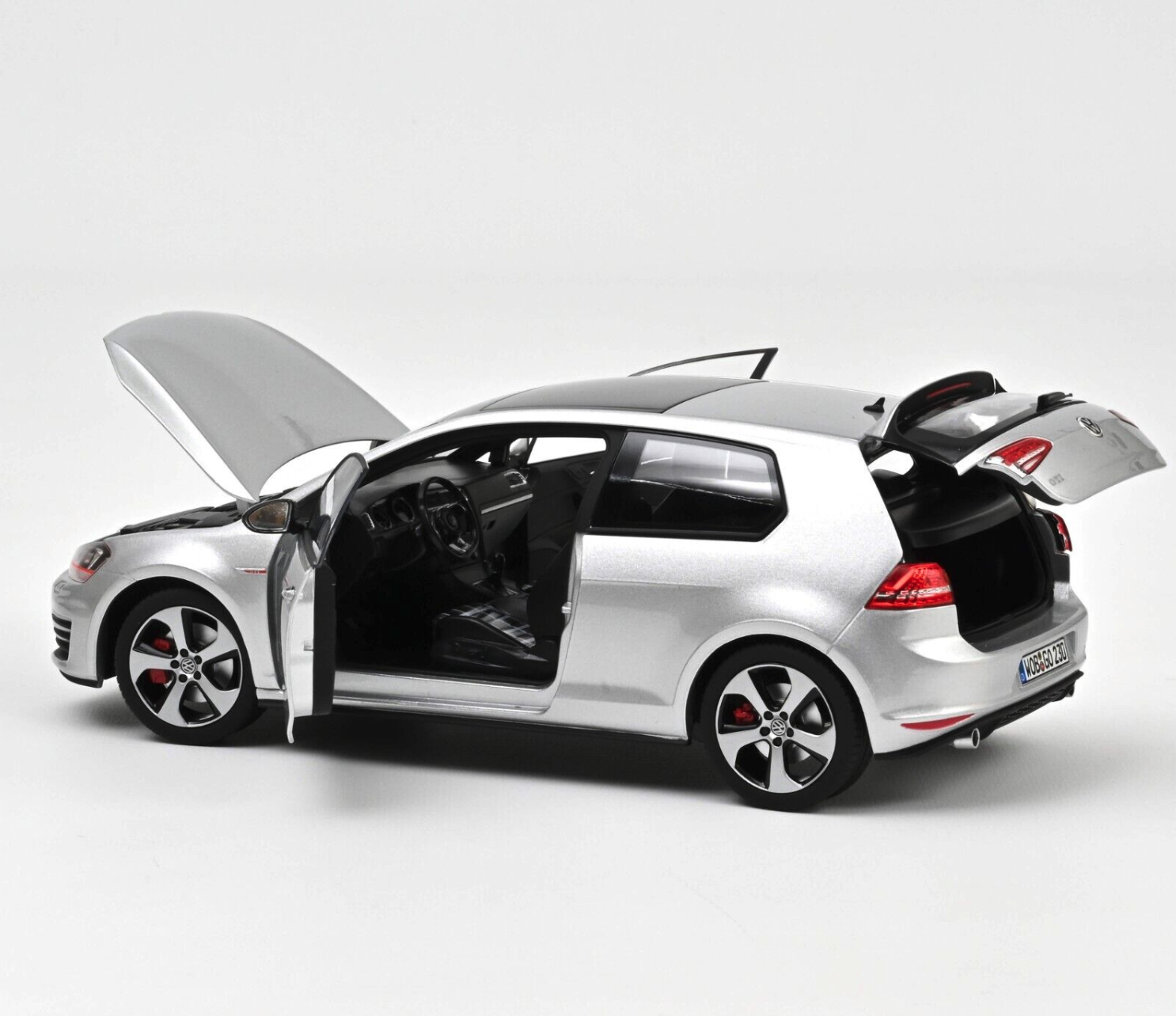 Модель автомобиля Norev 1:18 Volkswagen Golf 7 GTI 3d Silver (188551) - фото 2 Модель автомобиля Norev 1:18 Volkswagen Golf 7 GTI 3d Silver (188551) - фото 2