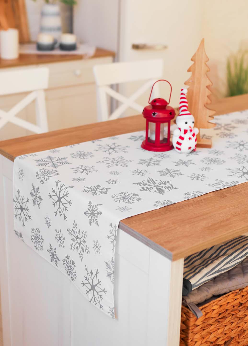 Скатерть-дорожка новогодняя Снежинки серые на белом 140х47 см (ссб14) - фото 1