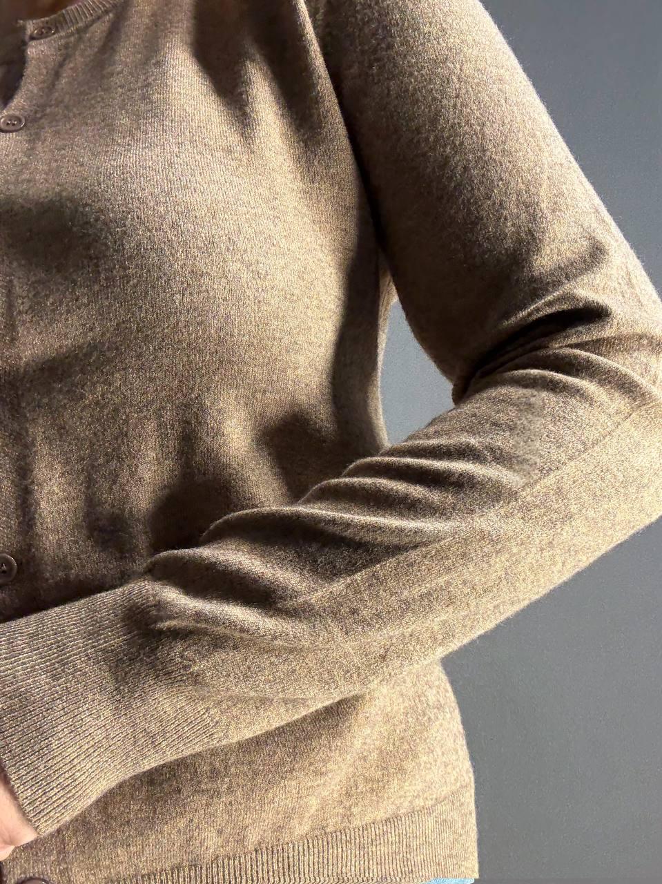 Кардиган женский AN 82896 однотонный на пуговицах универсальный One Size Коричневый - фото 6 Кардиган женский AN 82896 однотонный на пуговицах универсальный One Size Коричневый - фото 6