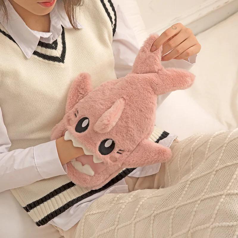 Грелка для рук ног тела резиновая с плюшевым чехлом акула 36х30 см 1 л Розовый - фото 5 Грелка для рук ног тела резиновая с плюшевым чехлом акула 36х30 см 1 л Розовый - фото 5