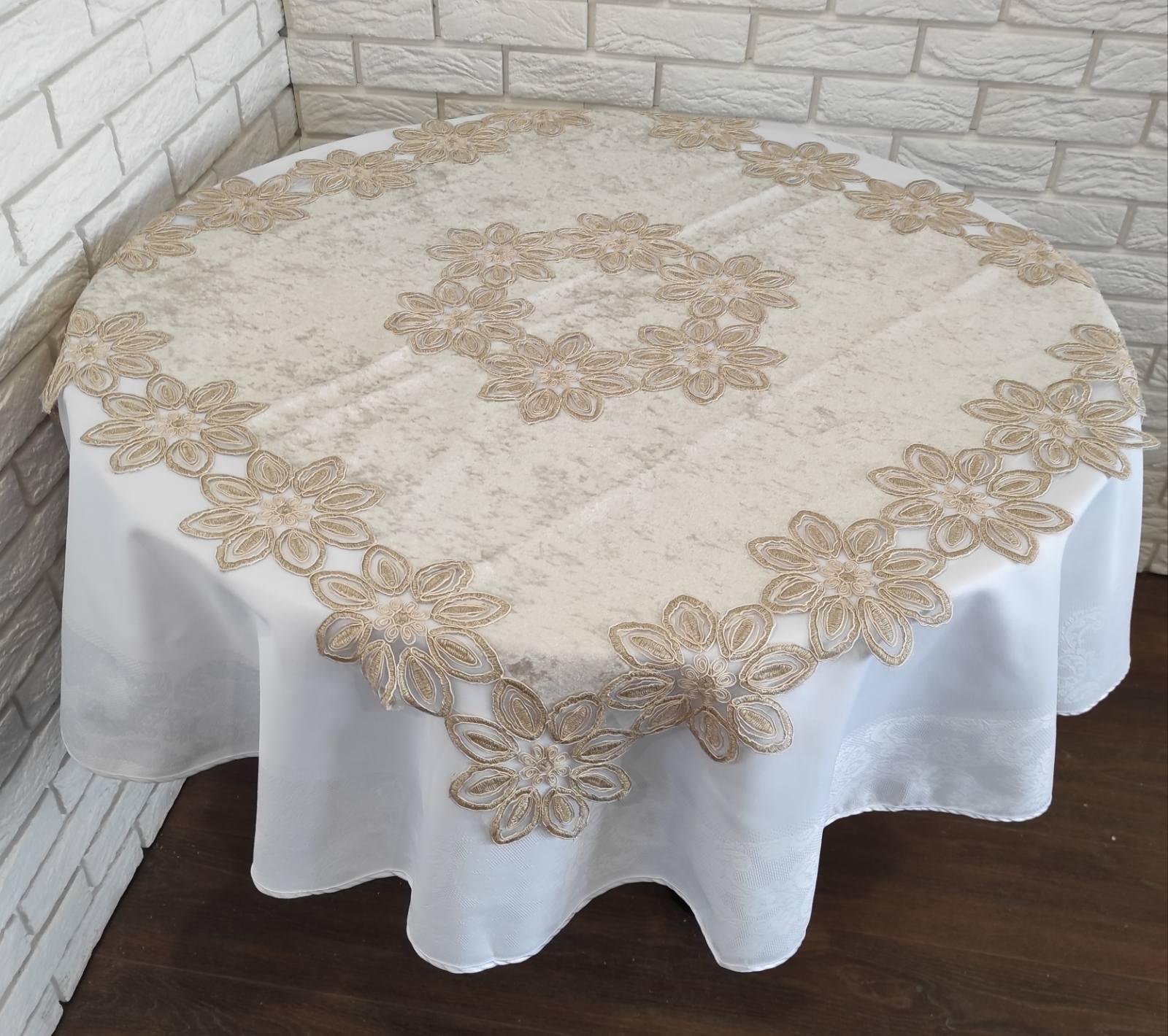 Скатерть квадратная велюровая Acme с кружевом 100x100 Daisy Cappicino (CN7610)