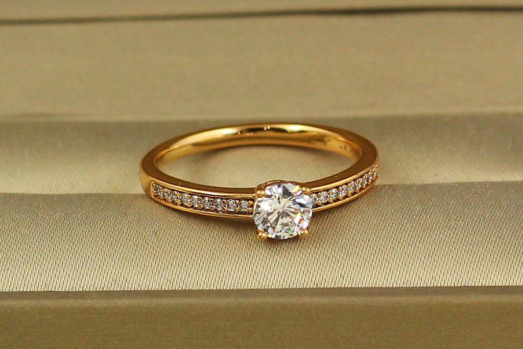Кольцо Xuping Jewelry тонкое по бокам дорожка с бортиками р. 17 Золотистый (1747910427)