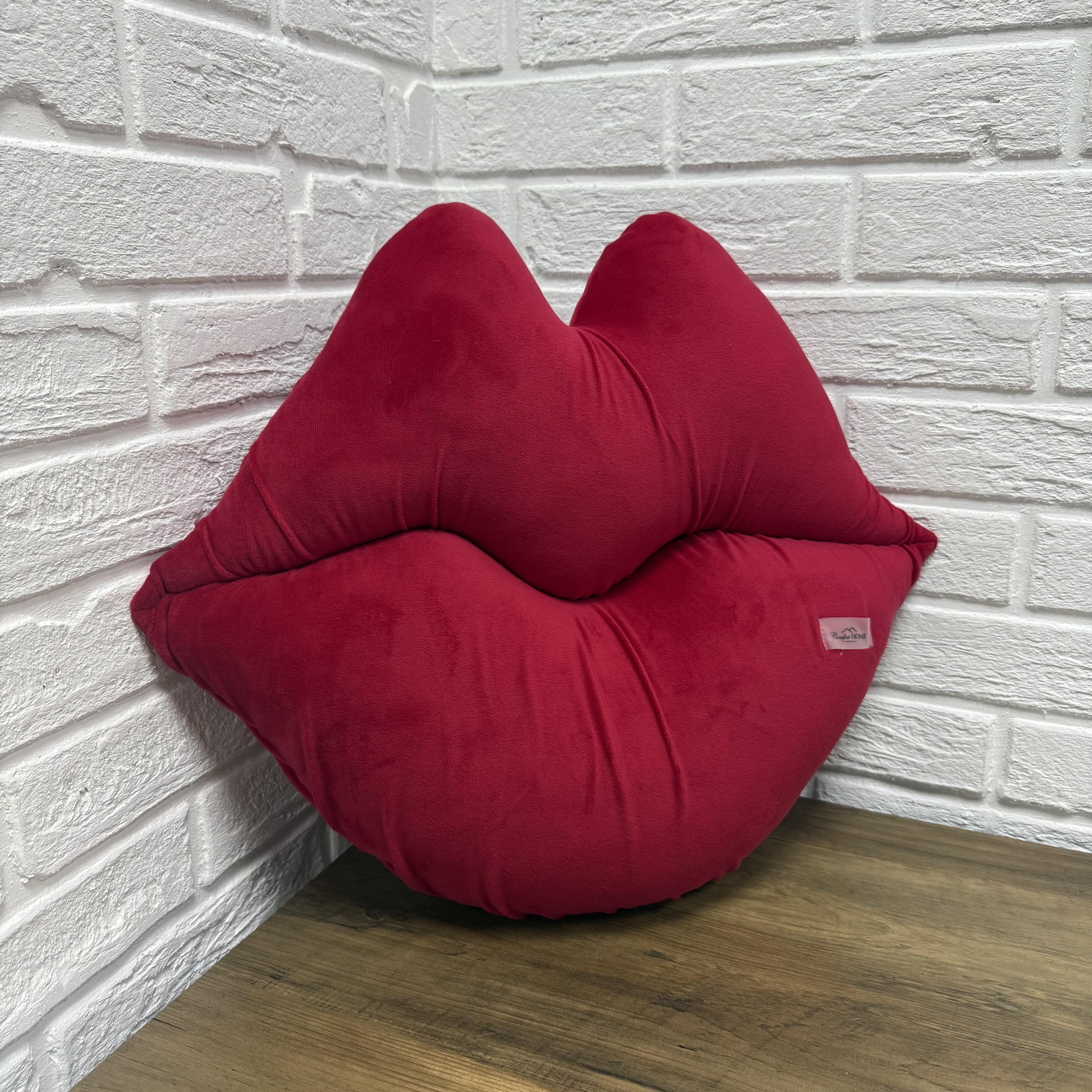 Подушка Comfort HOME Губы велюровая матовая 40х60 см