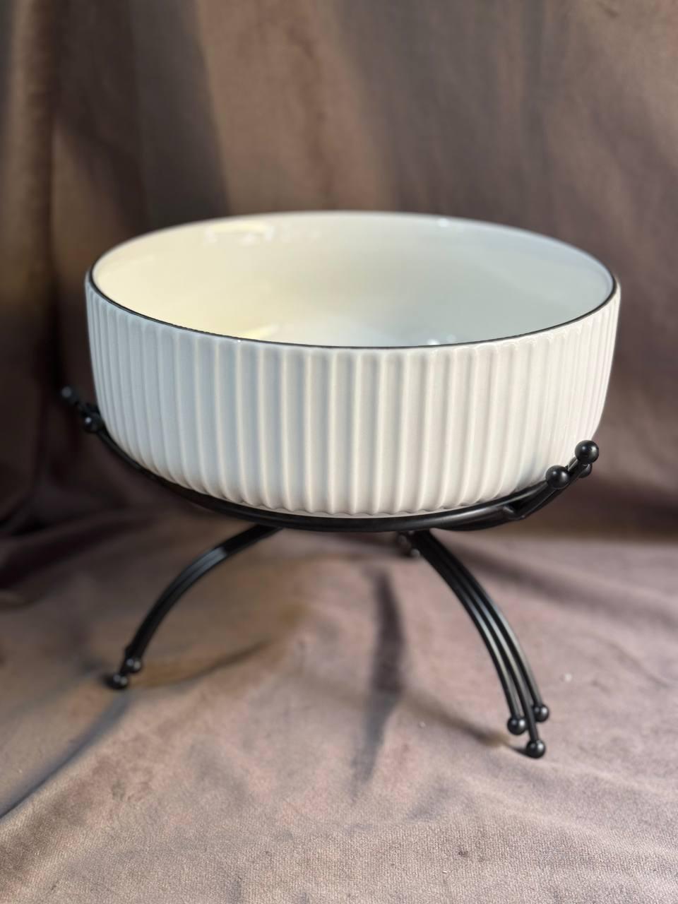 Салатница YIWU LB-1569B фарфоровая на металлической подставке 20 см Белый с черным (30104721)