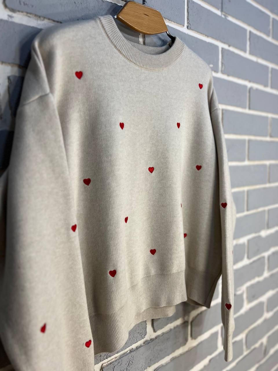 Свитер женский A-N 7075 широкий вышитые сердца OS Бежевый (2916) - фото 9