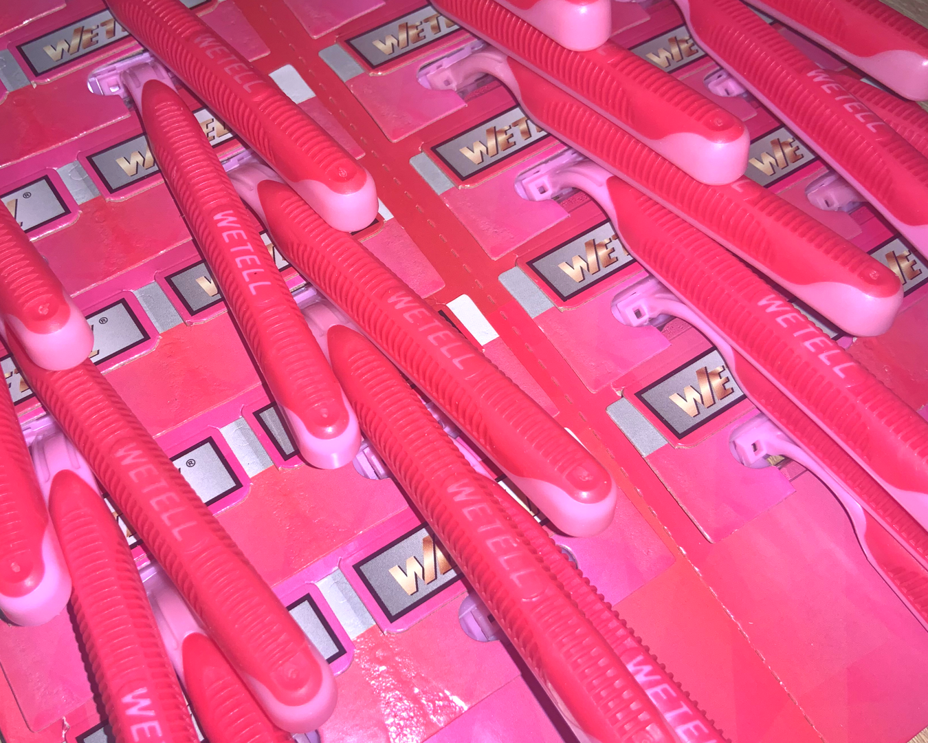 Станки для гоління одноразові WETELL Profissional пластмасові 11 см 24 шт. Рожевий - фото 3