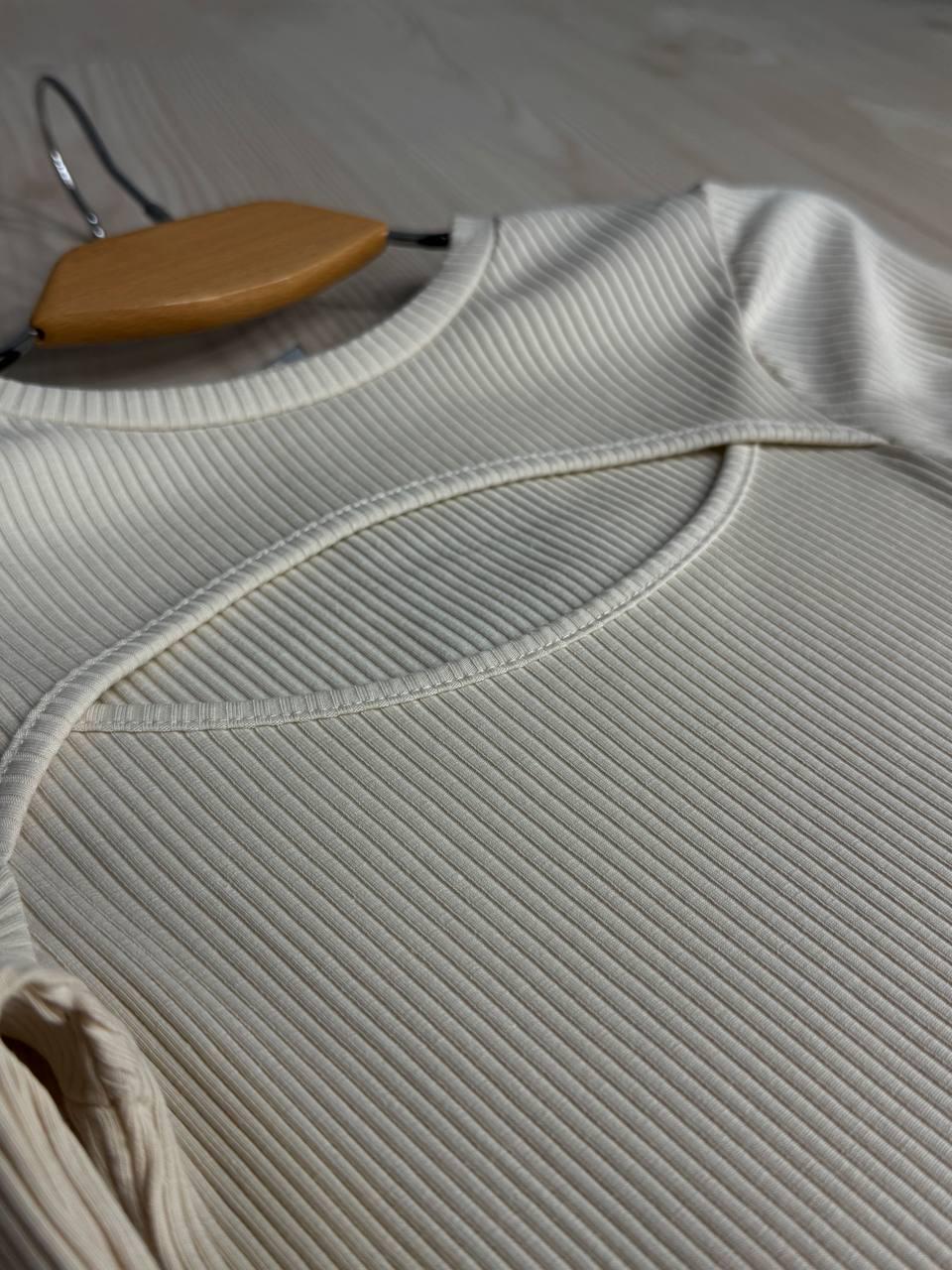 Лонгслів жіночий ITAKA 5370 гольф з акцентним вирізом на груді в рубчик OS Молочний (1174) - фото 4 Лонгслів жіночий ITAKA 5370 гольф з акцентним вирізом на груді в рубчик OS Молочний (1174) - фото 4