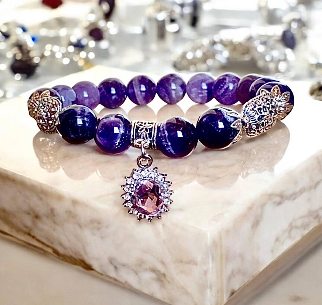 Браслет LITAURS натуральный камень аметист d 10 мм с подвеской шарм и металлическими вставками L 18-21 см (250913-1)