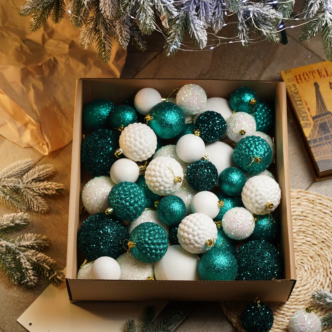 Набор новогодних блестящих украшений Созвездие на елку 40 шаров Белый/Зеленый (77941533) - фото 1