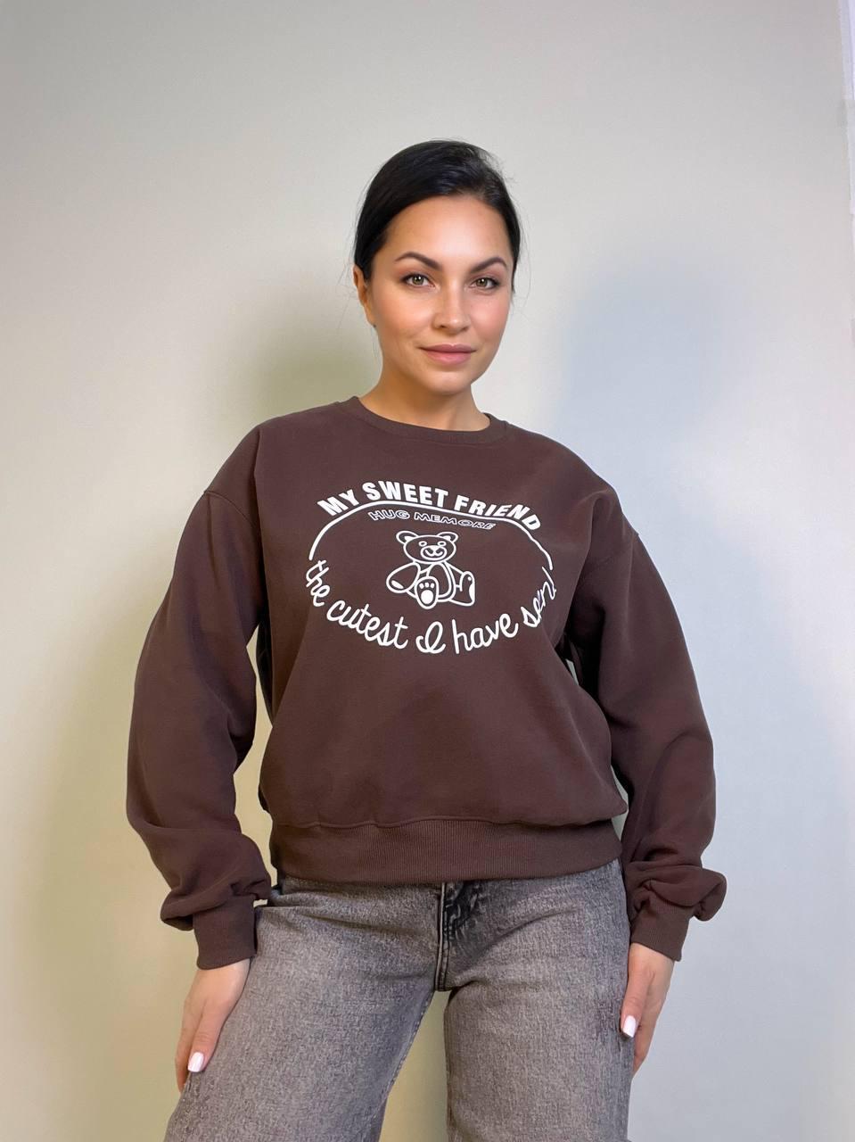 Свитшот женский A-N 25057 с рисунком мишкой впереди средней длины комфорт OS Шоколадный (3341) - фото 9 Свитшот женский A-N 25057 с рисунком мишкой впереди средней длины комфорт OS Шоколадный (3341) - фото 9