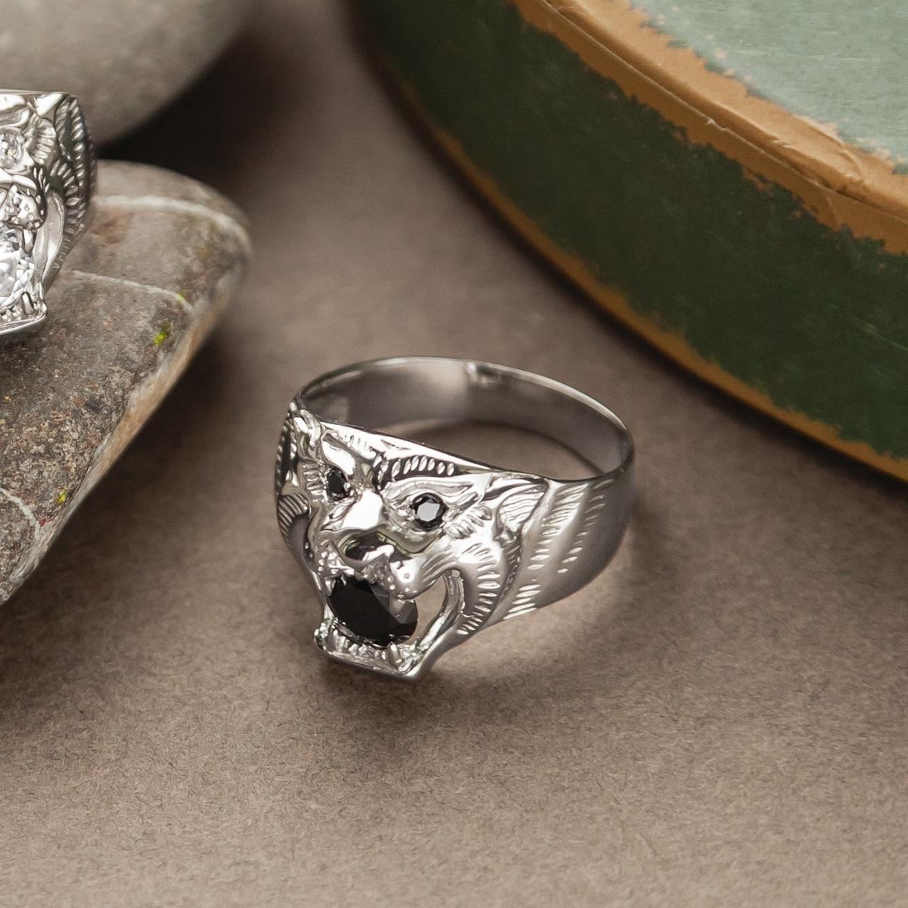 Кольцо серебряное мужское Тигр с ониксом р. 18