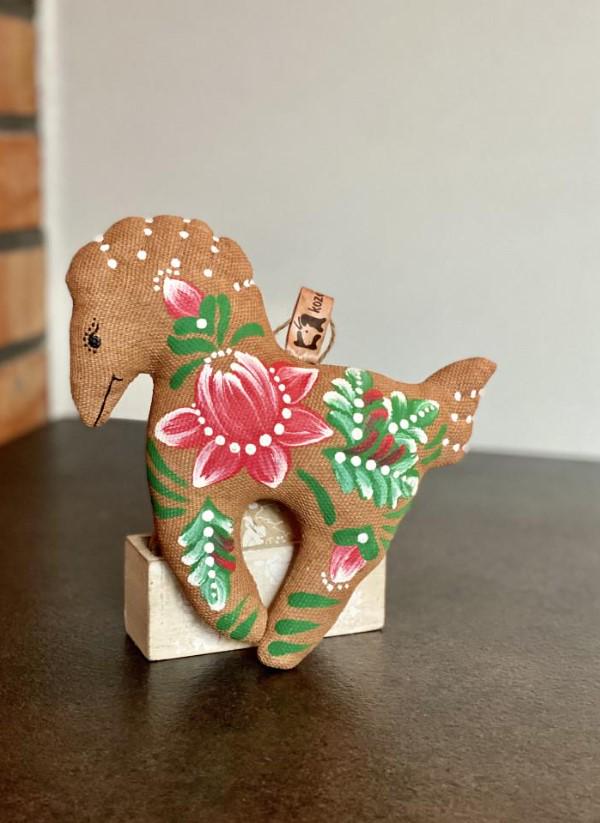 Сувенір Коник з ароматом кави з рожевими петриківськими квітами ручної роботи