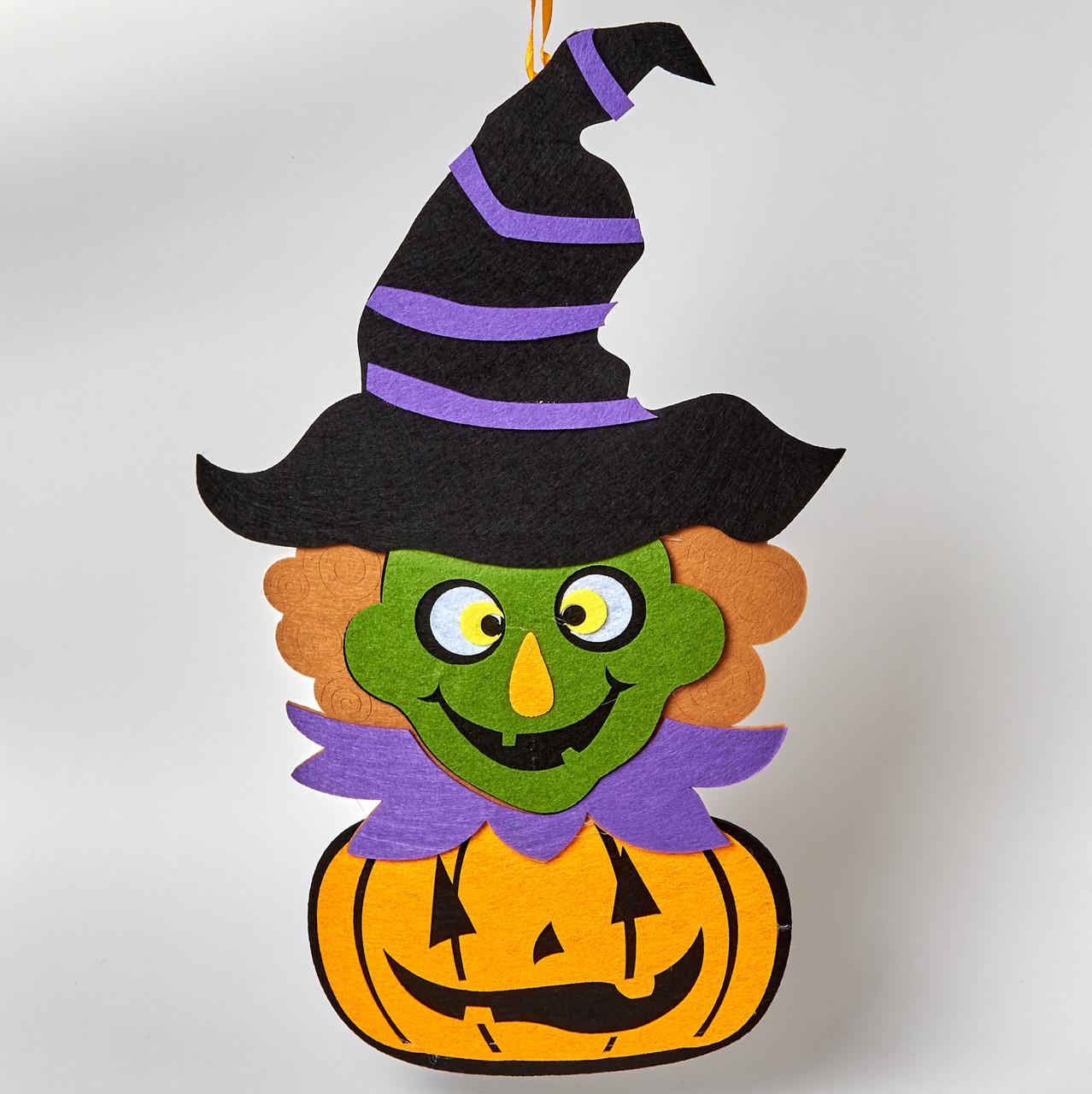 Фетровая подвеска Ведьма с тыквой на Хэллоуин 46х28 см