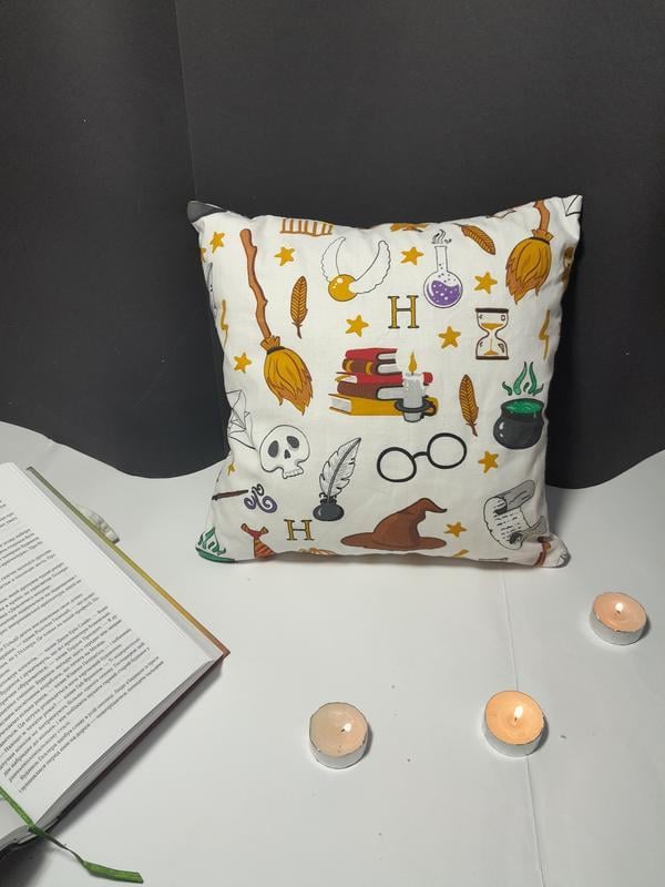 Наволочка декоративная Гарри Поттер 35х35 см Серо-белый