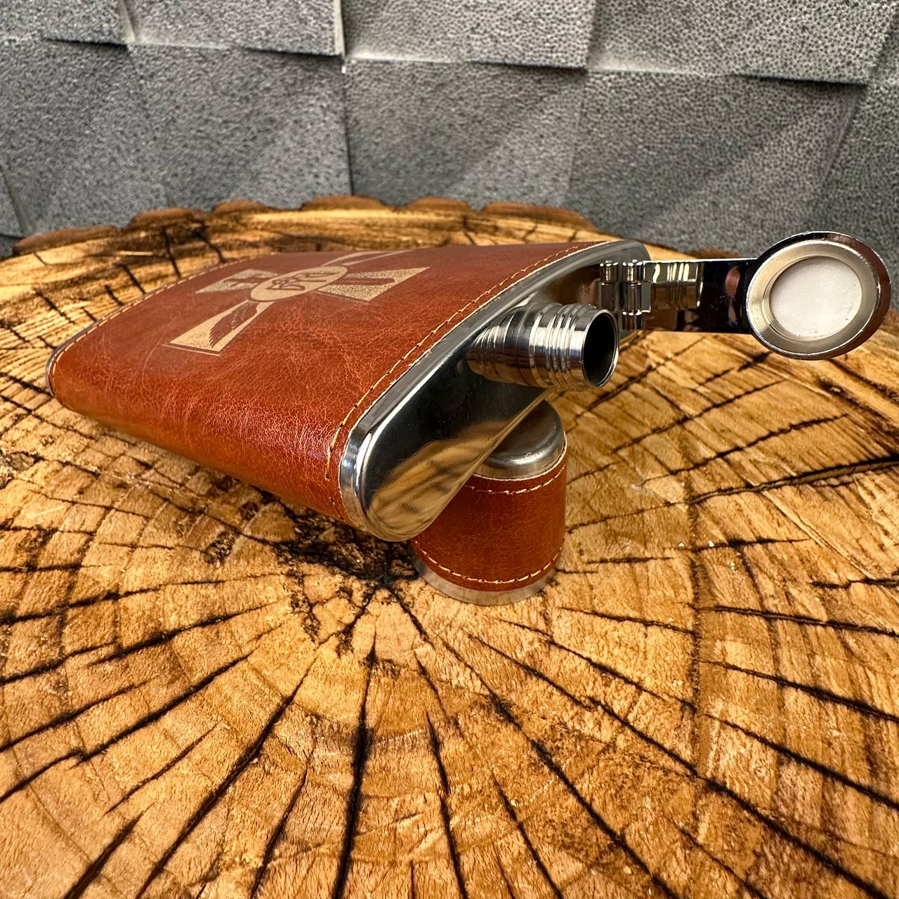 Набір фляга для алкоголю і 4 чарки в подарунковій коробці з гравіюванням Герба Повітряних сил ЗСУ - фото 4 Набір фляга для алкоголю і 4 чарки в подарунковій коробці з гравіюванням Герба Повітряних сил ЗСУ - фото 4