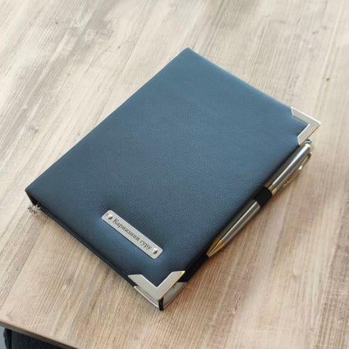 Блокнот-ежедневник в клетку недатированный с именной гравировкой А5 21x15 см Xерный