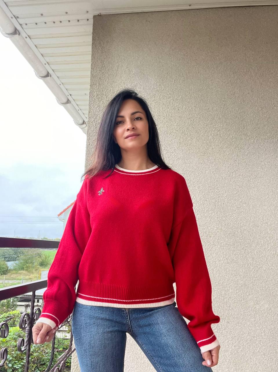 Свитер женский A-N 6101 широкий украшение вензель впереди с камнями OS Красный (2921) - фото 5 Свитер женский A-N 6101 широкий украшение вензель впереди с камнями OS Красный (2921) - фото 5