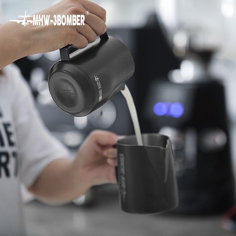 Питчер с ручкой для молока MHW-3BOMBER Turbo 350 мл Matte Black (P6007MB) - фото 4 Питчер с ручкой для молока MHW-3BOMBER Turbo 350 мл Matte Black (P6007MB) - фото 4
