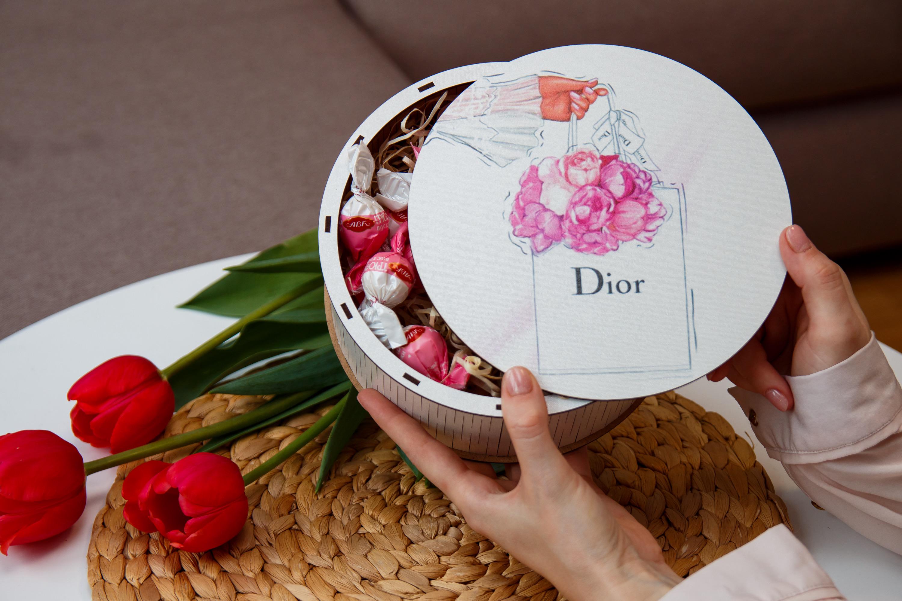 Подарунковий бокс з піонами Dior дерев'яний 19х19х10 см Рожевий/Білий (70013)