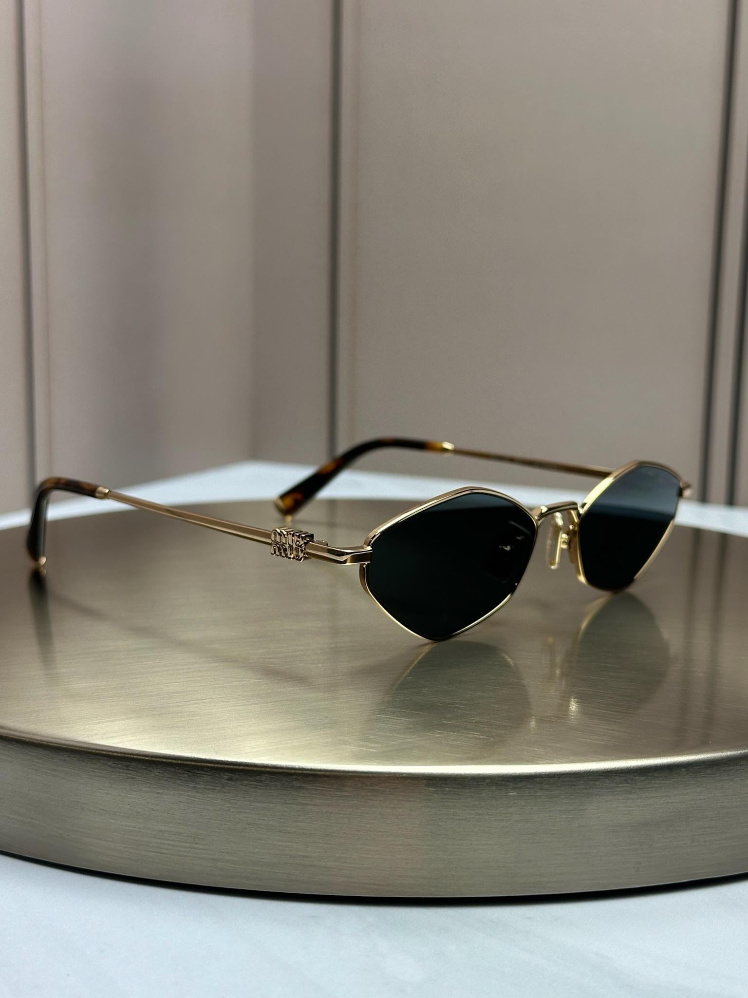 Солнцезащитные очки Miu Miu SMU 56Z ромбовидные узкие металлические Черная линза женские Золотой