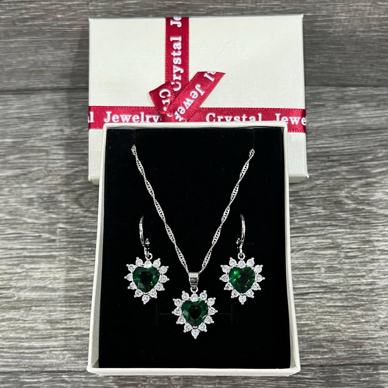 Набор украшений Xuping Jewelry серьги и колье сердечки изумруд в серебре с цирконами в оправе ювелирный сплав в коробочке (82656389) Набор украшений Xuping Jewelry серьги и колье сердечки изумруд в серебре с цирконами в оправе ювелирный сплав в коробочке (82656389)