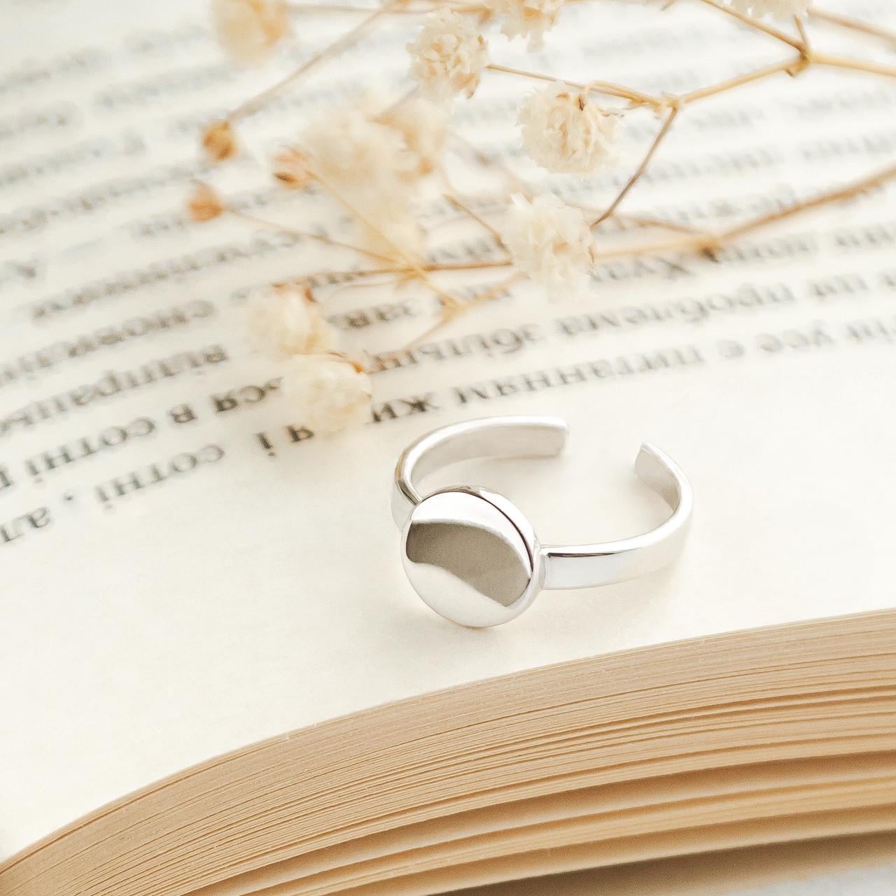 Кольцо серебряное Монетка блестящее разомкнутое без вставок р. 18