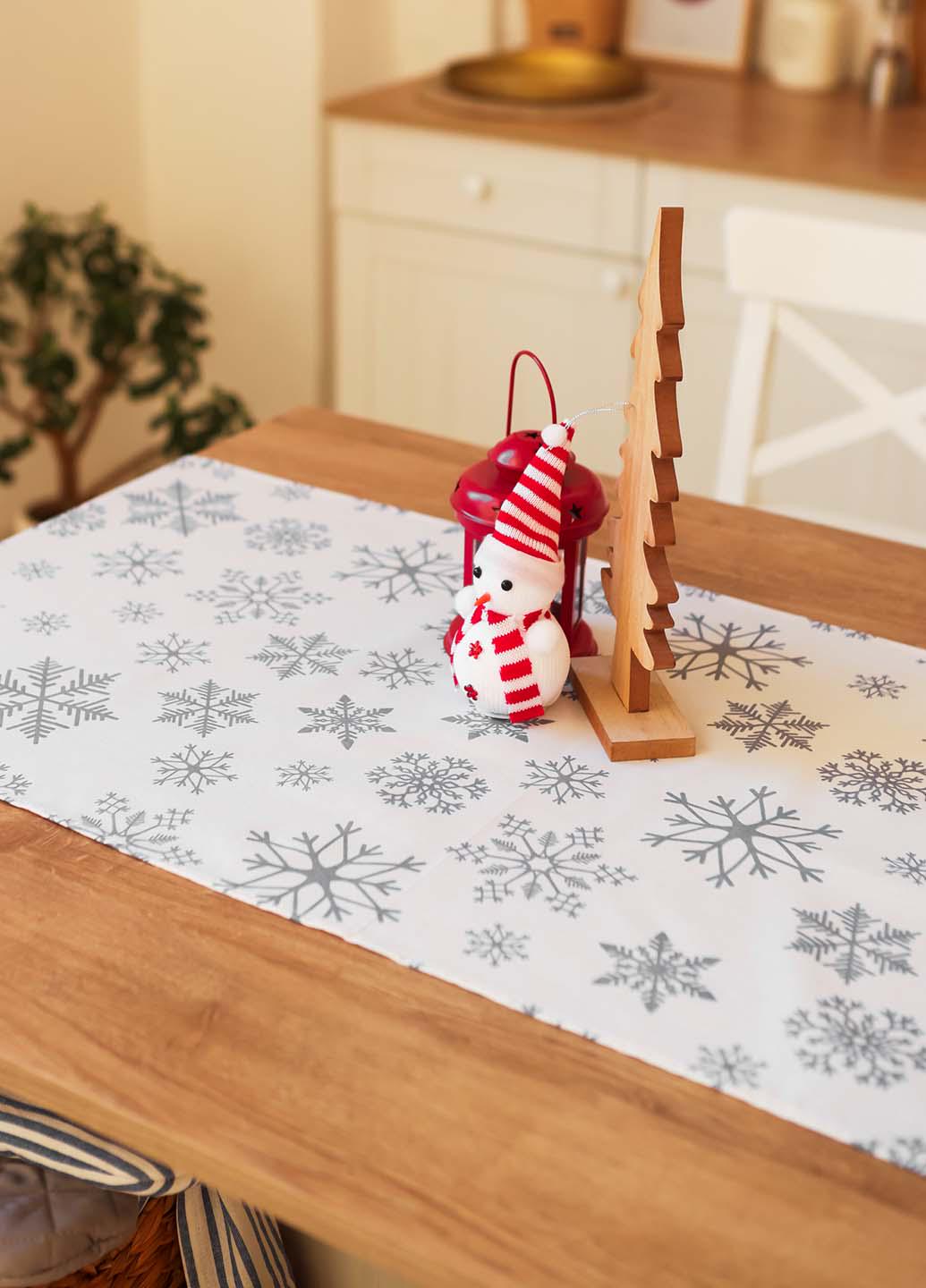 Скатерть-дорожка новогодняя Снежинки серые на белом 140х47 см (ссб14) - фото 3