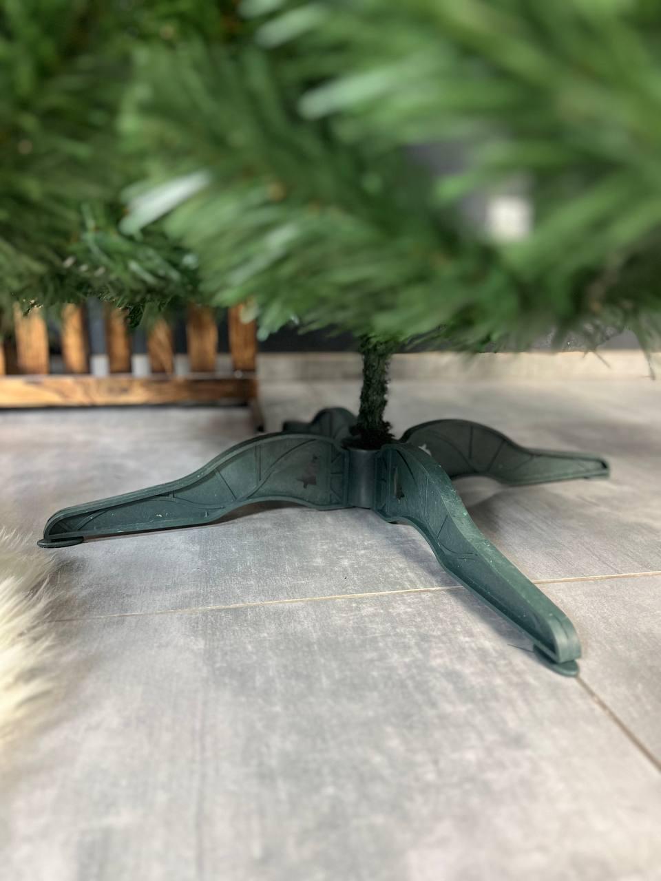 Штучна ялинка Казка з пластиковою підставкою 2,5 м Зелений (YNK08140) - фото 6 Штучна ялинка Казка з пластиковою підставкою 2,5 м Зелений (YNK08140) - фото 6