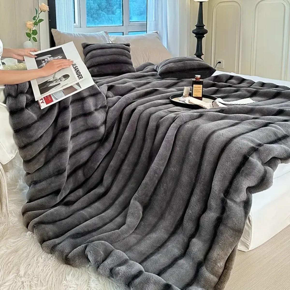 Плед корейский стиль Koloco Кролик евро ширина полоски 10 см 200х230 см Темно-серый (40669) - фото 3 Плед корейский стиль Koloco Кролик евро ширина полоски 10 см 200х230 см Темно-серый (40669) - фото 3