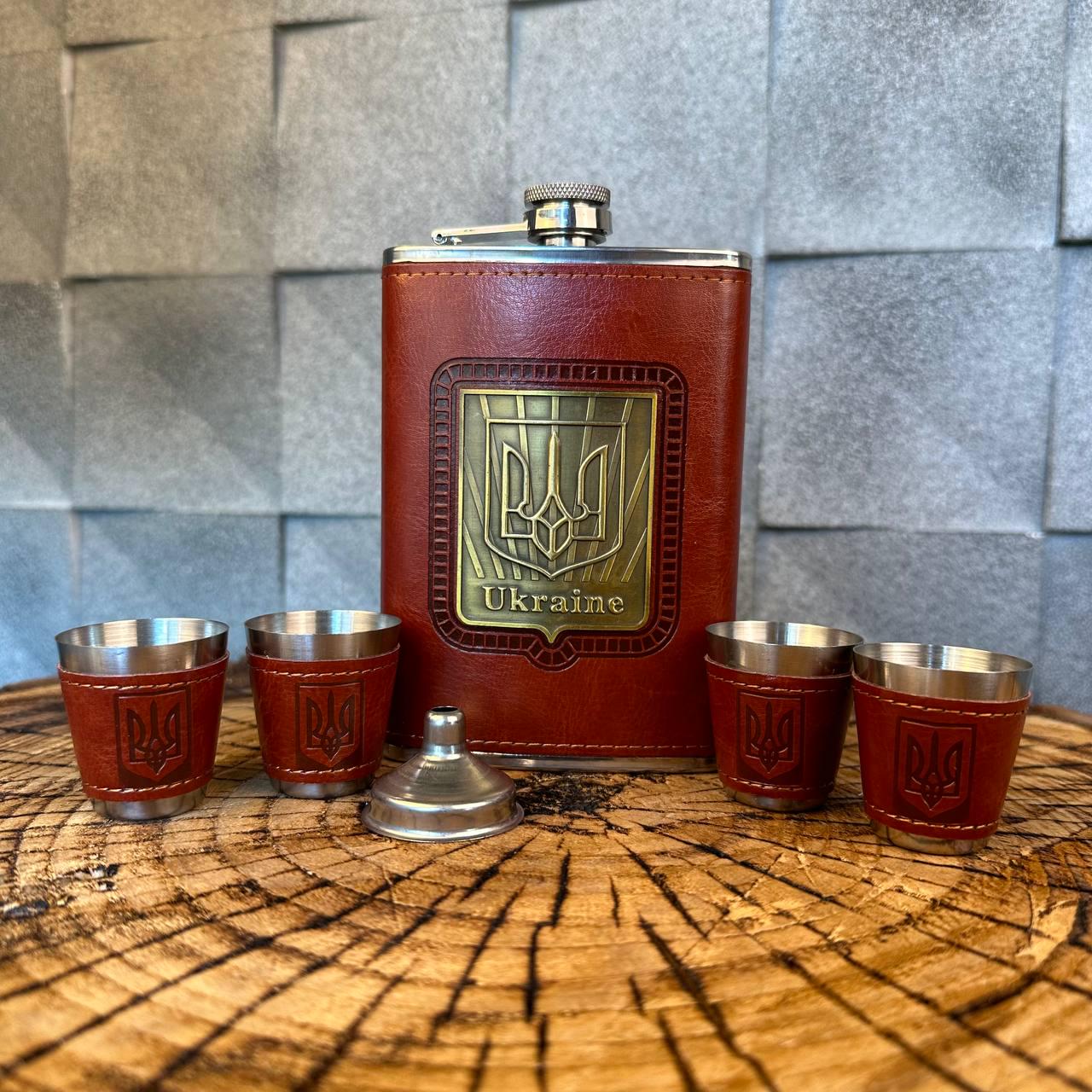 Набор фляга для алкоголя и 4 рюмки с гербом в подарочной коробке (61036) - фото 3 Набор фляга для алкоголя и 4 рюмки с гербом в подарочной коробке (61036) - фото 3