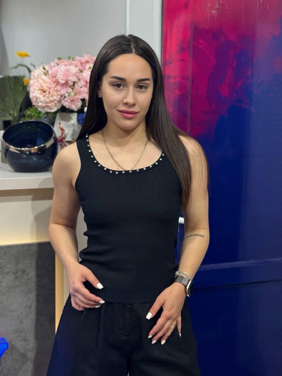 Майка женская A-N 3805 в рубчик с камнями на вырезе OS Черный (26404731) - фото 1