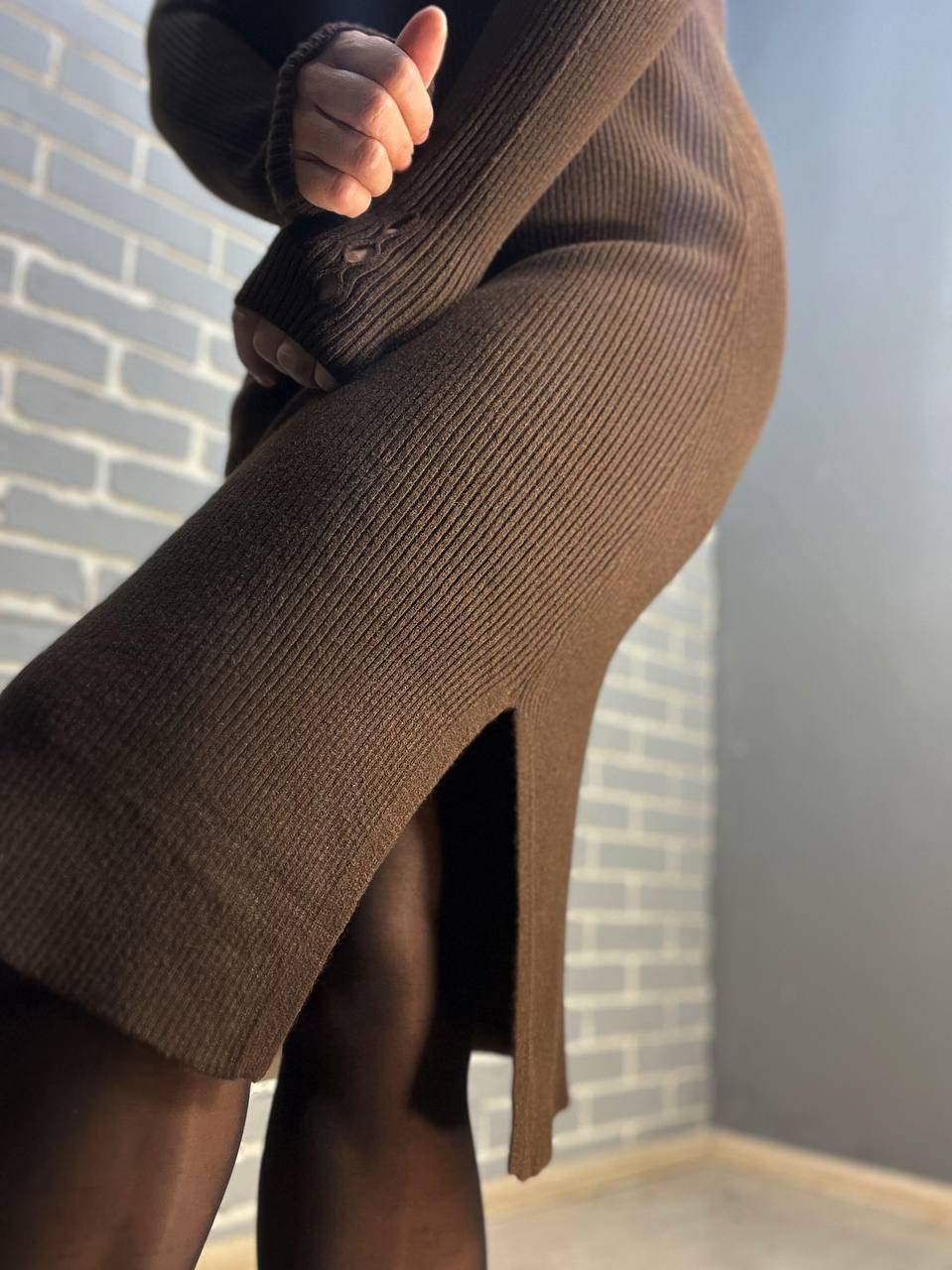 Платье женское ACCORDDREAM 2287 теплая вязка свитер рубчик воротник стойка разрезы миди р. 44-48 Коричневый (3088) - фото 4 Платье женское ACCORDDREAM 2287 теплая вязка свитер рубчик воротник стойка разрезы миди р. 44-48 Коричневый (3088) - фото 4