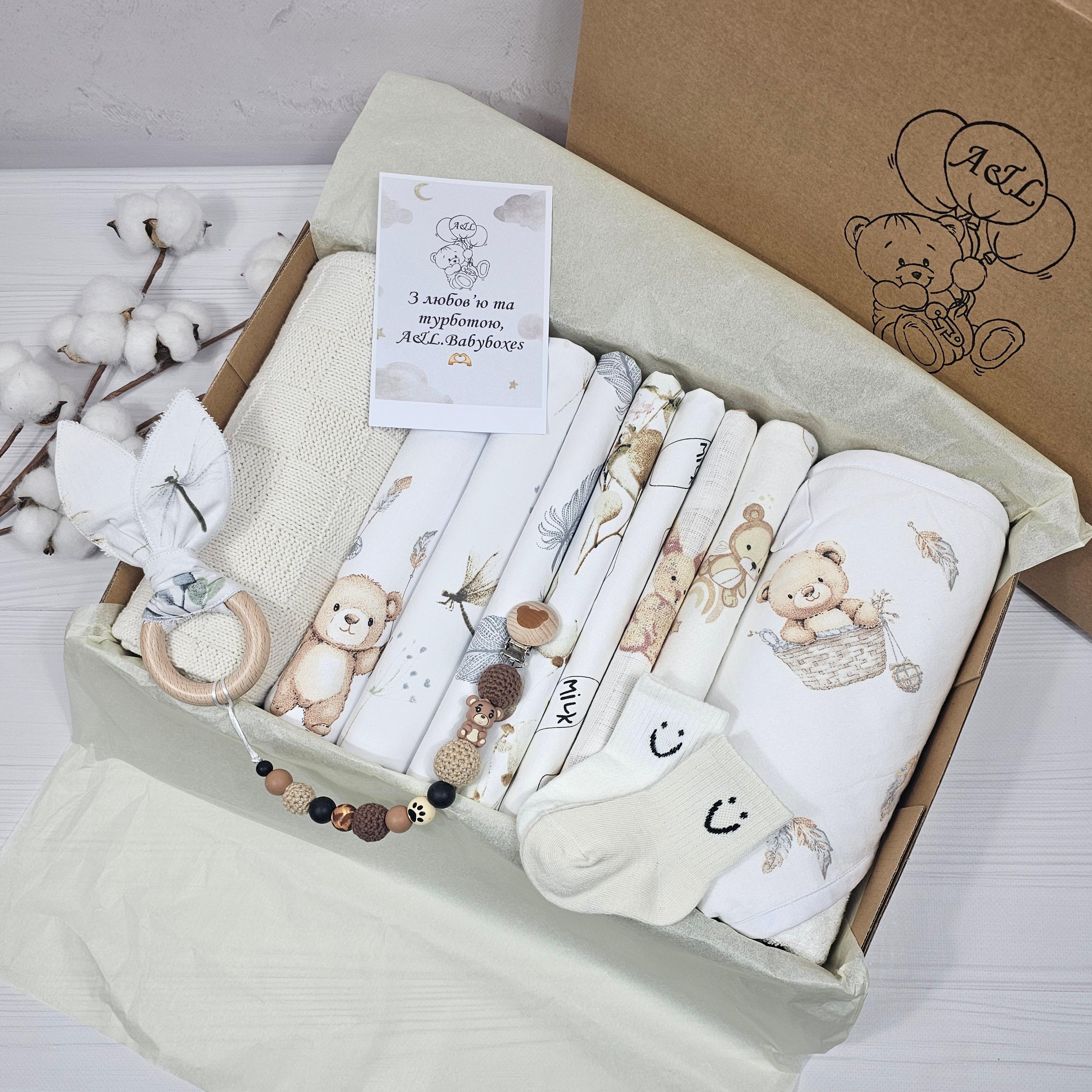 Набор для новорожденного a.l.babybox Медвежья сказка плед/полотенце/пелюшки и грызунок (34032284)