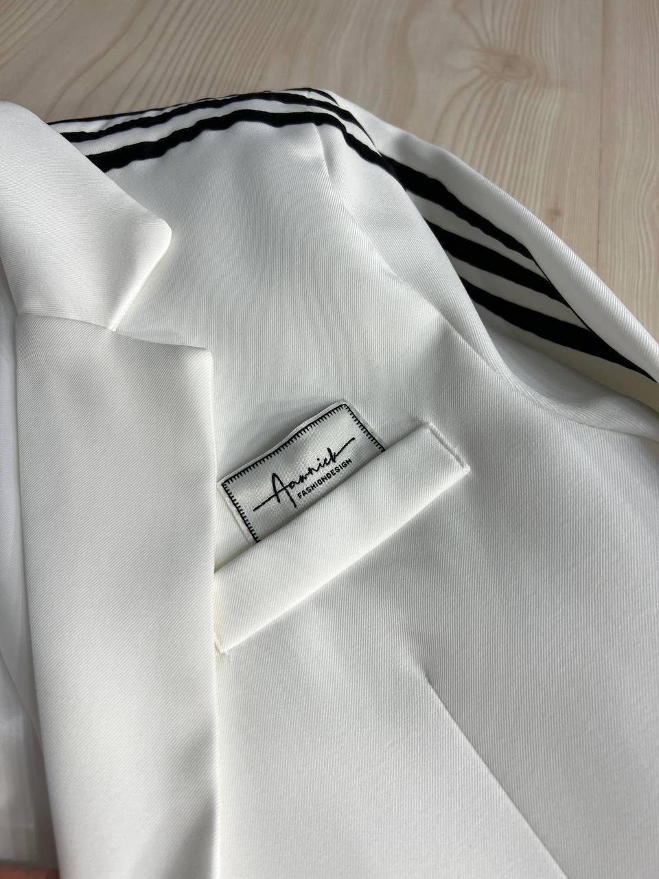 Пиджак женский Qidian 92208 с лампасами на рукавах широкий OS Белый (3790) - фото 6 Пиджак женский Qidian 92208 с лампасами на рукавах широкий OS Белый (3790) - фото 6