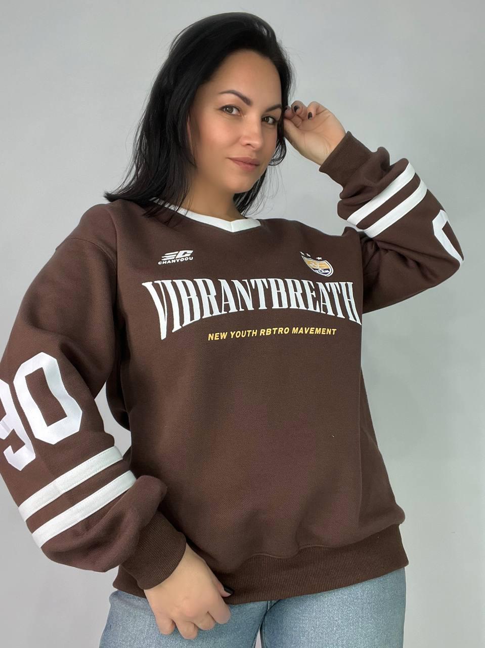 Свитшот женский A-N 25047 оверсайз вырез поло с надписью впереди OS Коричневый (3730) - фото 7 Свитшот женский A-N 25047 оверсайз вырез поло с надписью впереди OS Коричневый (3730) - фото 7